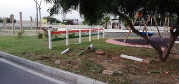 Danni a parco giochi nel quartiere Giovino