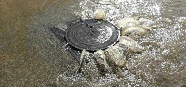 Catanzaro, dai tombini fuoriescono i liquami. La denuncia del Codacons.