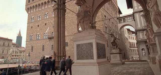 Fa pipì in Loggia Lanzi Firenze, fermato studente Usa