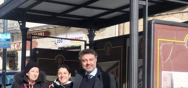 Reinstallata pensilina per la fermata degli autobus in piazza Roma