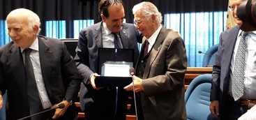 Bruno consegna una targa ricordo a Carmelo Pujia
