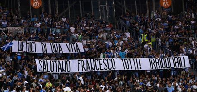 Striscione dei tifosi della Lazio per Totti