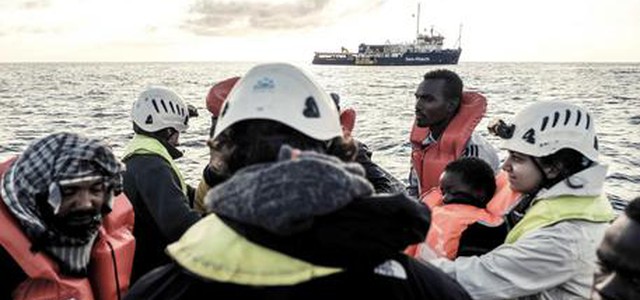 Migranti, Salvini: 'Altra nave ong in mare, diciamo no'. Scontro con Malta su Aquarius