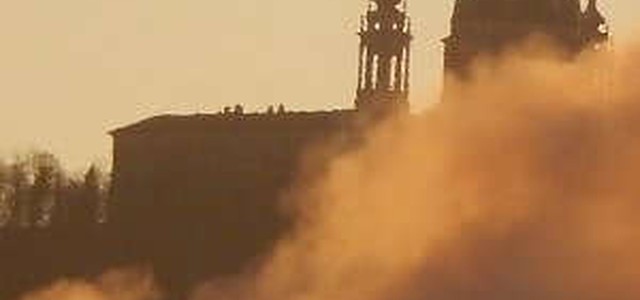 Torino: violento incendio in un capannone, il fumo oscura la collina di Superga
