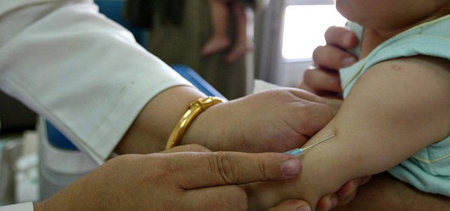 Appello della madre di un bimbo malato a vaccinarsi, ma genitori in rivolta