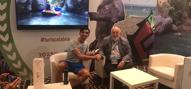 Il capitano della squadra italiana di marcia Marco De Luca allo stand Calabria di Berlino