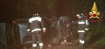 Auto si ribalta, ferito 20enne