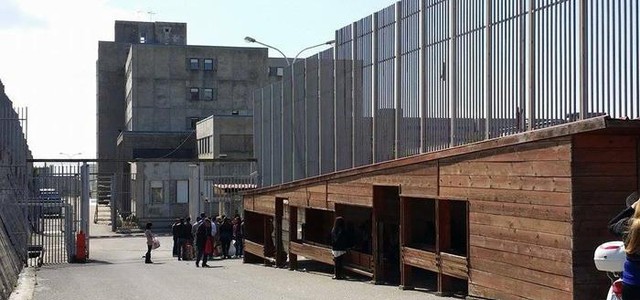 Detenuto aggredisce agenti nel carcere di Catanzaro, 4 feriti