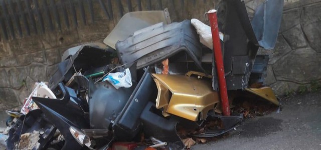 La denuncia di Veraldi: "L’idiota di turno colpisce ancora. Rifiuti speciali ancora abbandonati in Via De Riso"