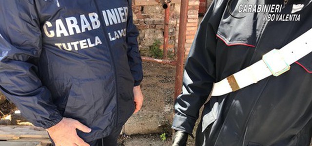 Due lavoratori "in nero" in cantiere