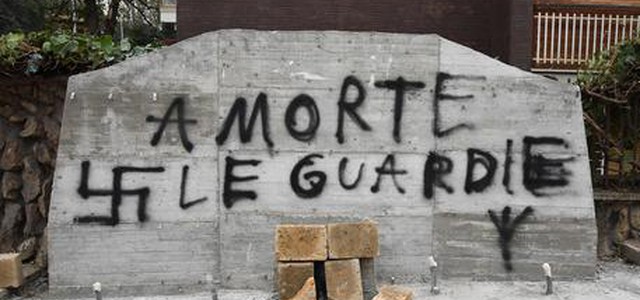 'Guardie a morte' e svastiche, imbrattata la targa di Moro