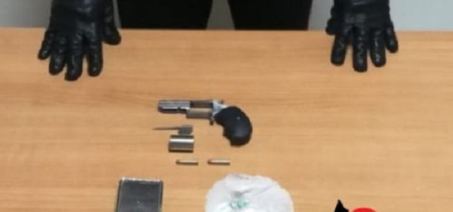 Revolver, munizioni e cocaina in un alimentari a Catanzaro: un arresto