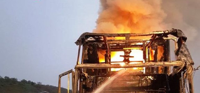 Tir carico di pneumatici in fiamme sull'A2