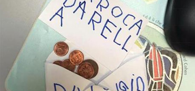 Bimbo dona risparmi per ricerca a oncologo che cura la madre