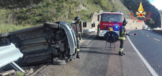 Auto si ribalta sulla statale 280, ferita lievemente una ragazza