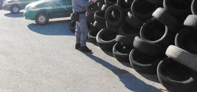 Deposito illecito di circa 2000 pneumatici fuori uso a Catanzaro