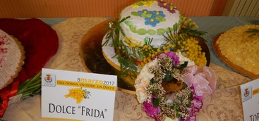 Una donna, un fiore… un dolce