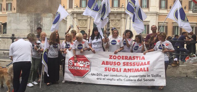 Cucciolo gettato in fosso, Rivoluzione Animalista: "Addolorati e inorriditi"