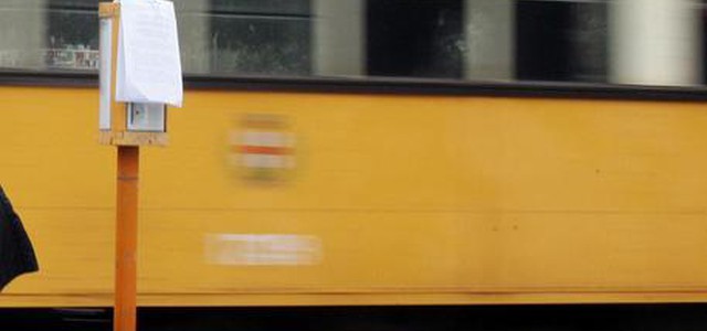Ragazzina incastrata sotto il tram, piede amputato
