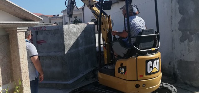 IL COMUNE DI LOCRI AVVIA I LAVORI DI DEMOLIZIONE DELLE TOMBE COSTRUITE IRREGOLARMENTE.