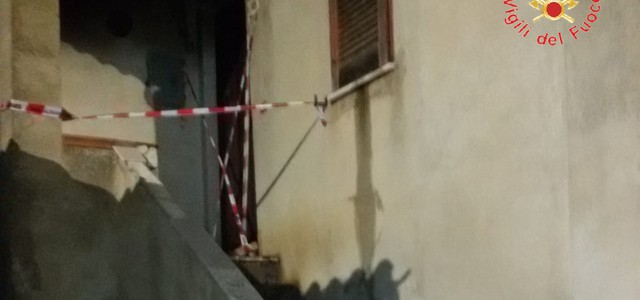 Incendio in una abitazione, distrutto parte dell'appartamento