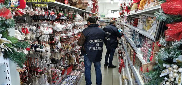 Sequestrati 300 mila articoli natalizi ritenuti pericolosi