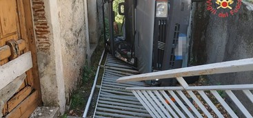 Auto si ribalta in pieno centro abitato a Fossato Serralta, lievi contusioni per il conducente