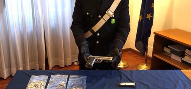 Gettano pistole da finestra, arrestati