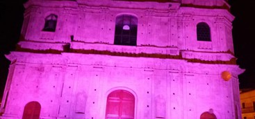 La sede del Comune e il Duomo di Borgia si tingono di rosa nel nome della lotta al tumore al seno