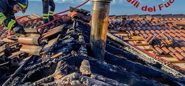 Tetto in fiamme nel cosentino, illesi gli occupanti