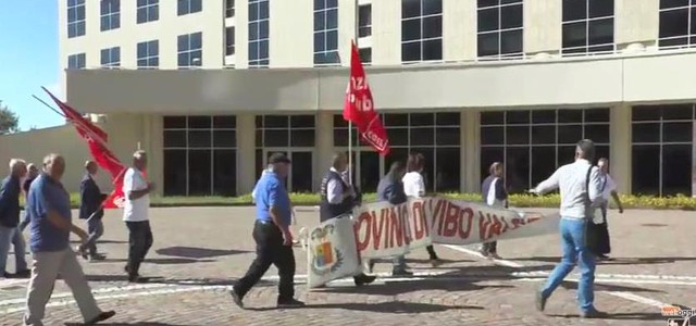 Sit-in dei dipendenti della provincia di Vibo davanti la Cittadella (VIDEO)