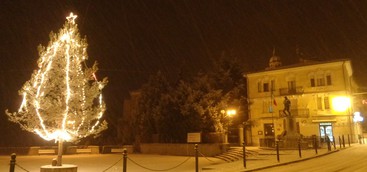  foto notturne della Città di Soveria Mannelli sotto la neve