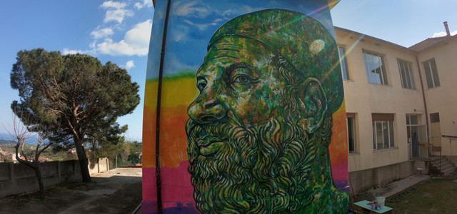 "Il sogno del Guerriero", sulla scuola elementare di Riace sorge il murales dedicato a Mimmo Lucano