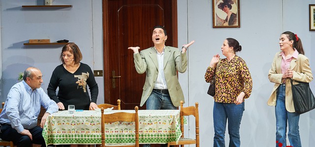 Successo per 'Bongiornu e Aguri': risate e tradizione al Teatro Comunale di Catanzaro