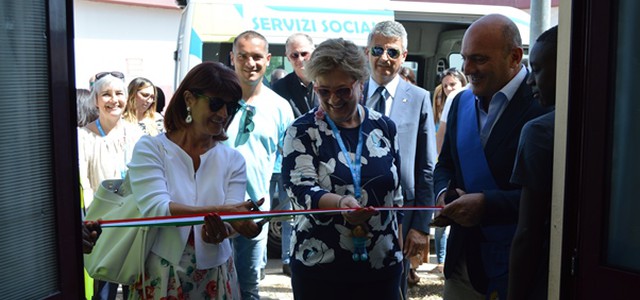 Migranti del Cara di Sant’Anna insieme all’Unicef per realizzare le Pigotte “salvavita”