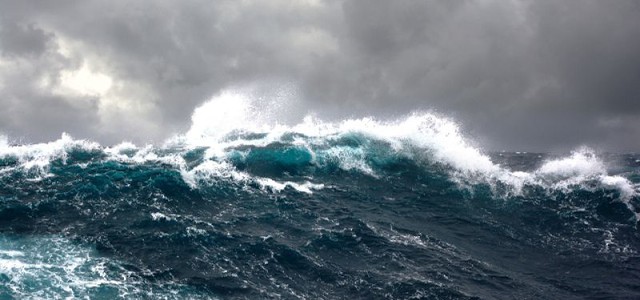 Barca si rovescia per il mare mosso, muore un uomo