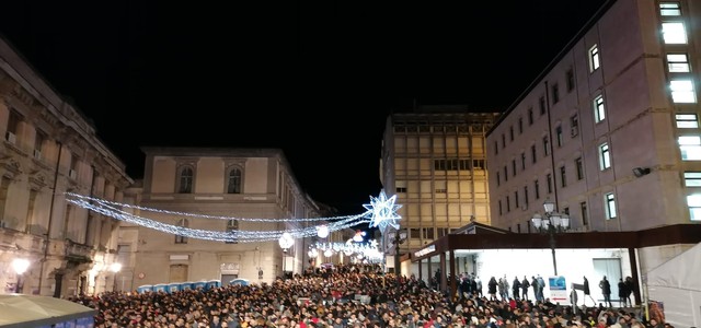 IN TRENTAMILA AL CONCERTONE DI CAPODANNO SU CORSO MAZZINI , ABRAMO E LOBELLO: GRANDE RISPOSTA DEI CATANZARESI CHE HANNO PREMIATO GLI SFORZI DELL'AMMINISTRAZIONE