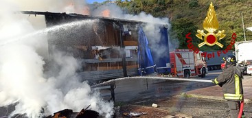 Autocarro in transito prende fuoco, illeso il conducente