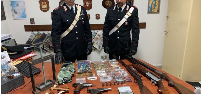 Armi e ricettazione, arrestati coniugi