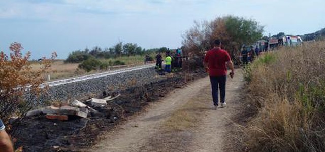 Treno investe famiglia, morti due bimbi: grave la madre
