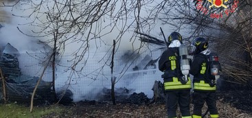 Incendio area depuratore, da ore si cerca di spegnere il rogo