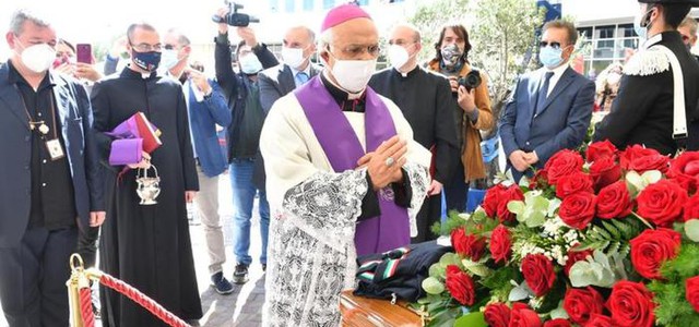 In migliaia alla camera ardente per l'ultimo saluto a Jole Santelli