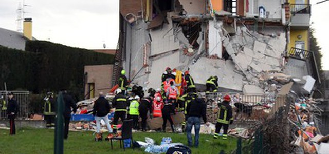 Crolla palazzina di due piani nel Milanese