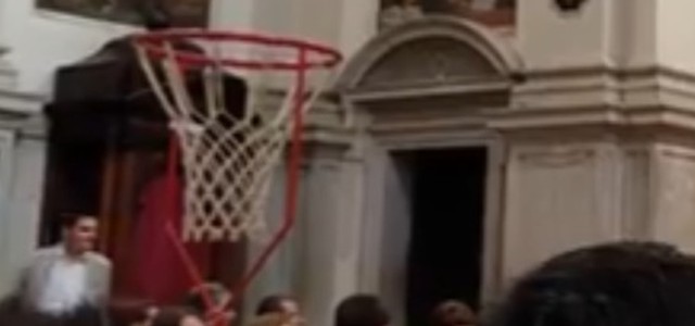 Un 'Sì' in chiesa appeso ad un canestro