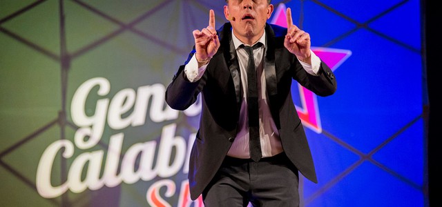 Continua la rassegna “Il Teatro Viva”, venerdì scorso protagonista la comicità di Gennaro Calabrese. Si torna in scena il 6 maggio con “Rossosimona”