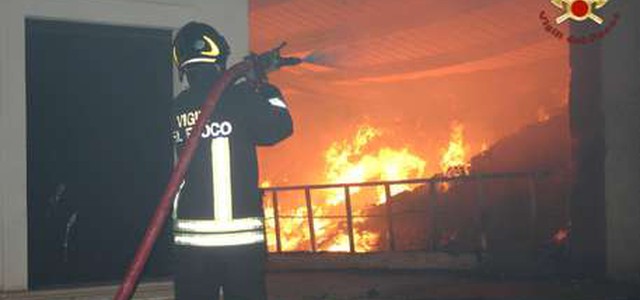 Fiamme in capannone abbandonato 