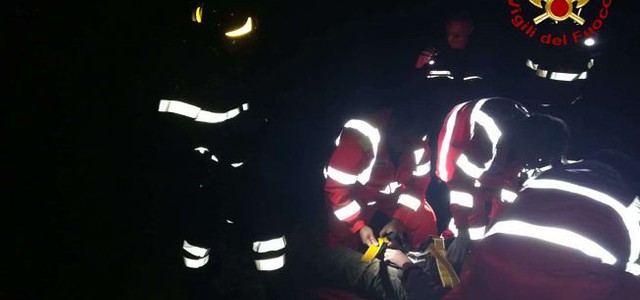 Scivola in una scarpata, anziano soccorso e salvato da vigili del fuoco e 118