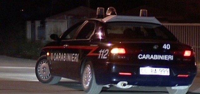 Picchia e segrega convivente, arrestato 32enne