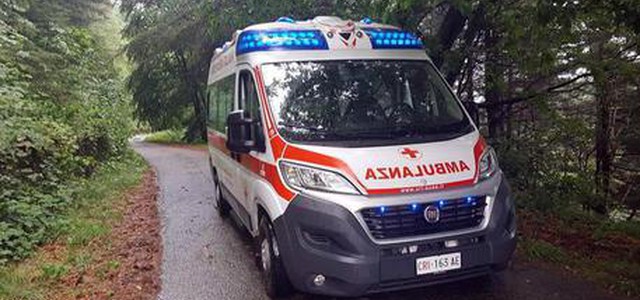 Trattore si ribalta e lo travolge, morto