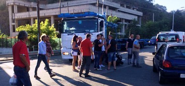Moto finisce sotto un camion in via Lucrezia della Valle, lunghe code